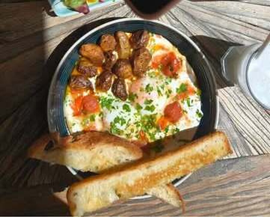 Œufs et toasts préparés chez Café Suzette